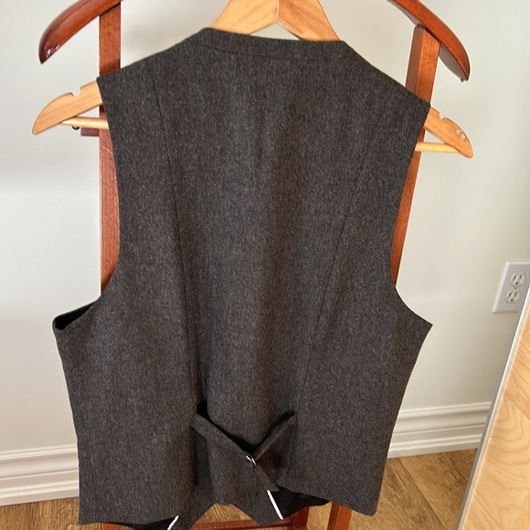 LE CHATEAU | Grey Vest - Size Small - Picture 3 of 3
